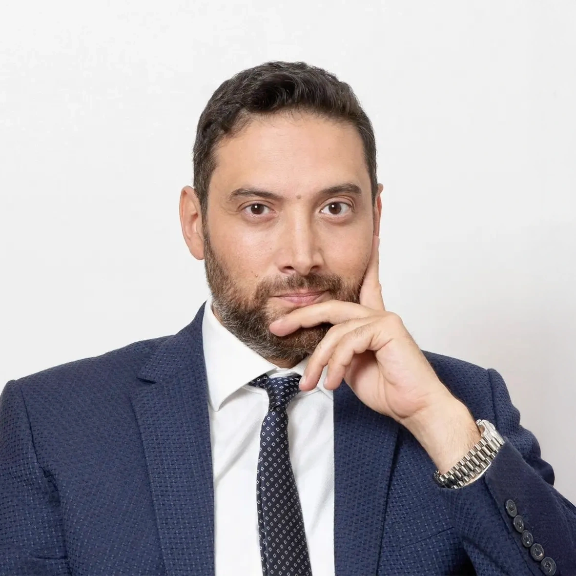 Modern kliniklerde güvenli ve profesyonel estetik prosedürler sunan, Türkiye'nin uzman estetik cerrahlarından Prof. Dr. İsmail Küçüker.