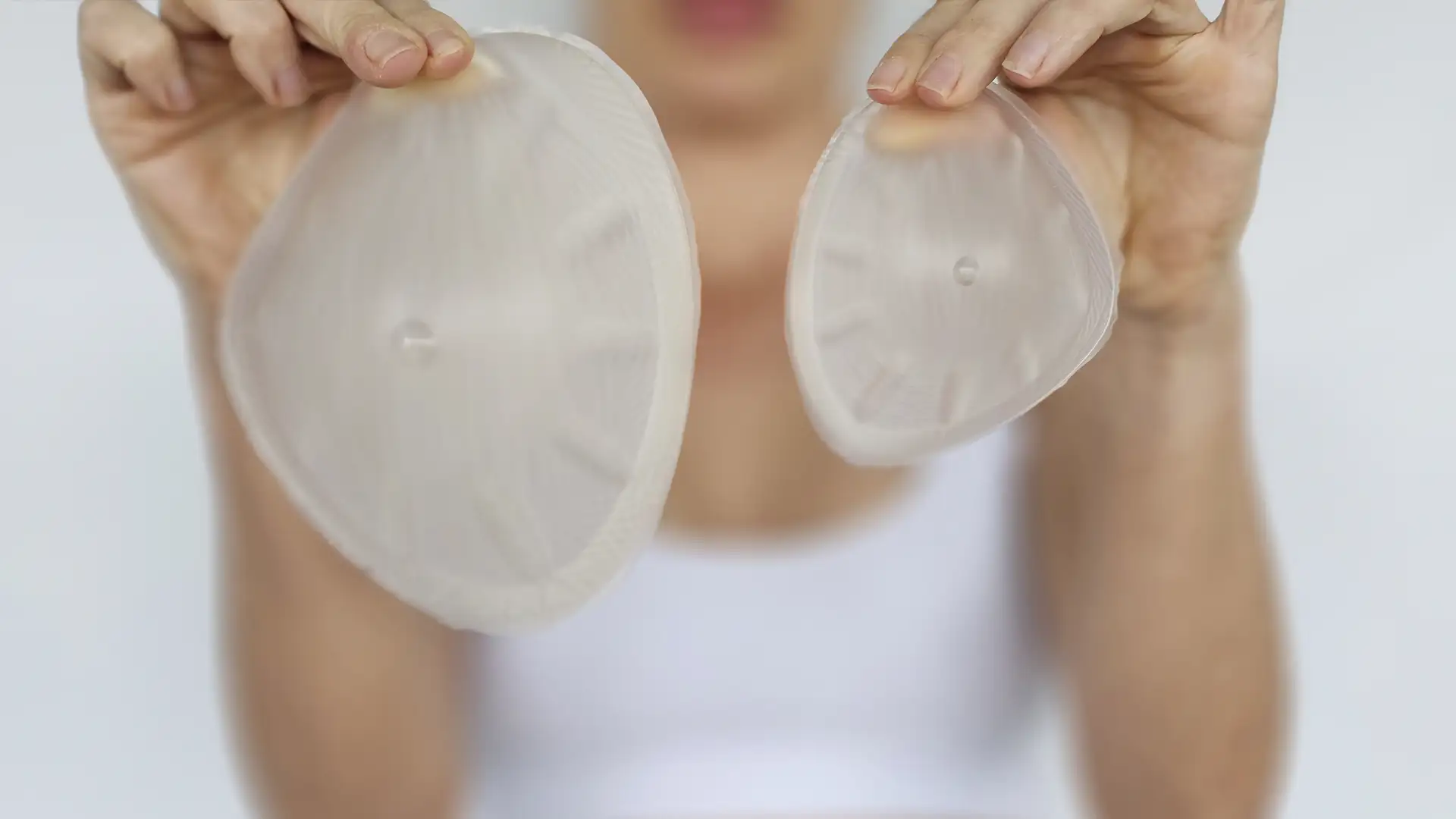 Kapsül kontraktürü belirtileri arasında göğüste sertlik ve asimetri görünümü