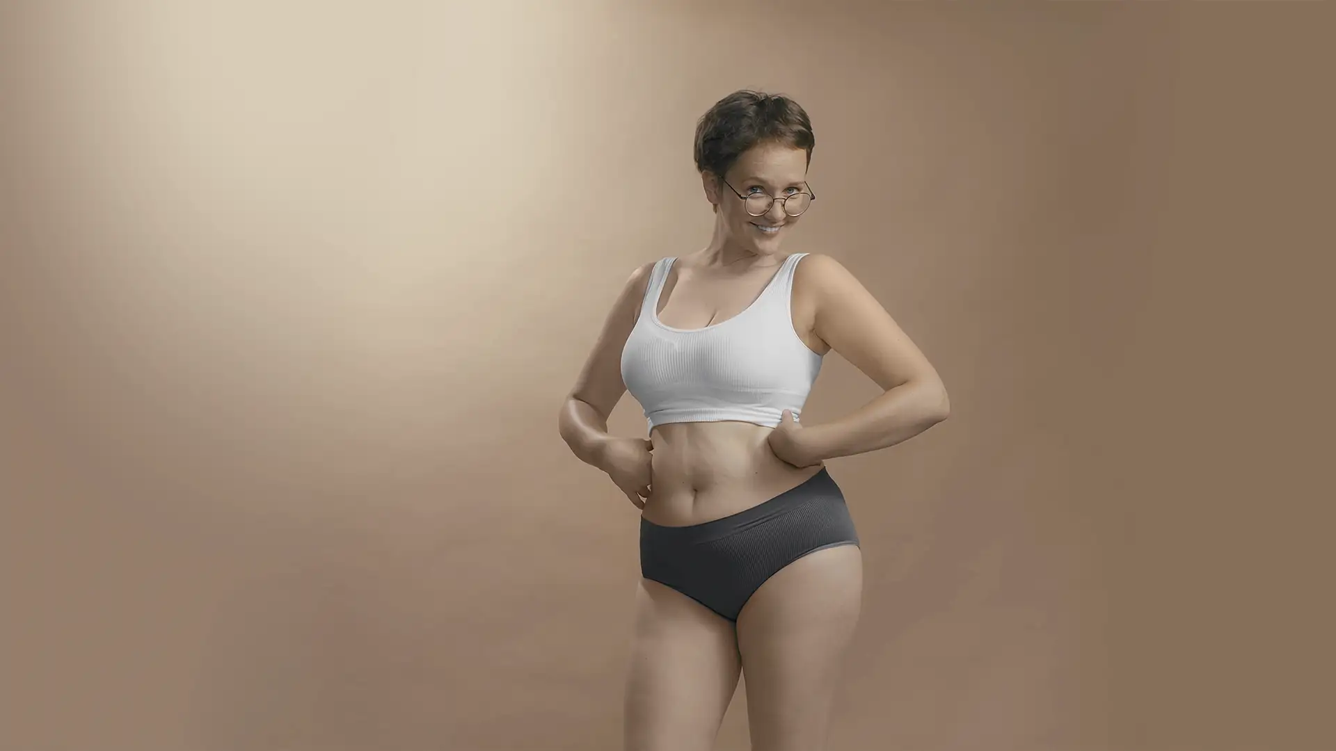 Mommy makeover sonrası iyileşme sürecinde sağlıklı ve mutlu kadın