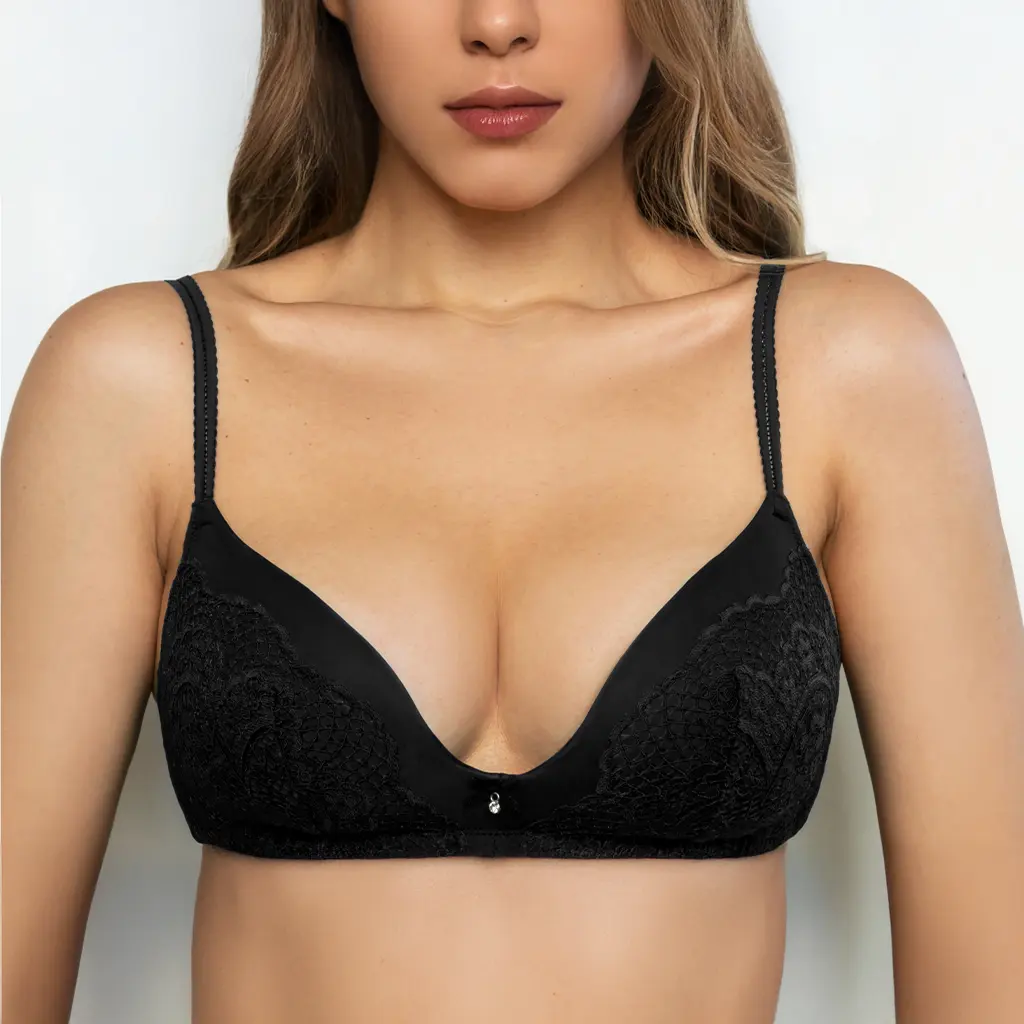 Patient consultation for breast augmentation at a modern aesthetic clinic in Turkey, provided by expert surgeons.