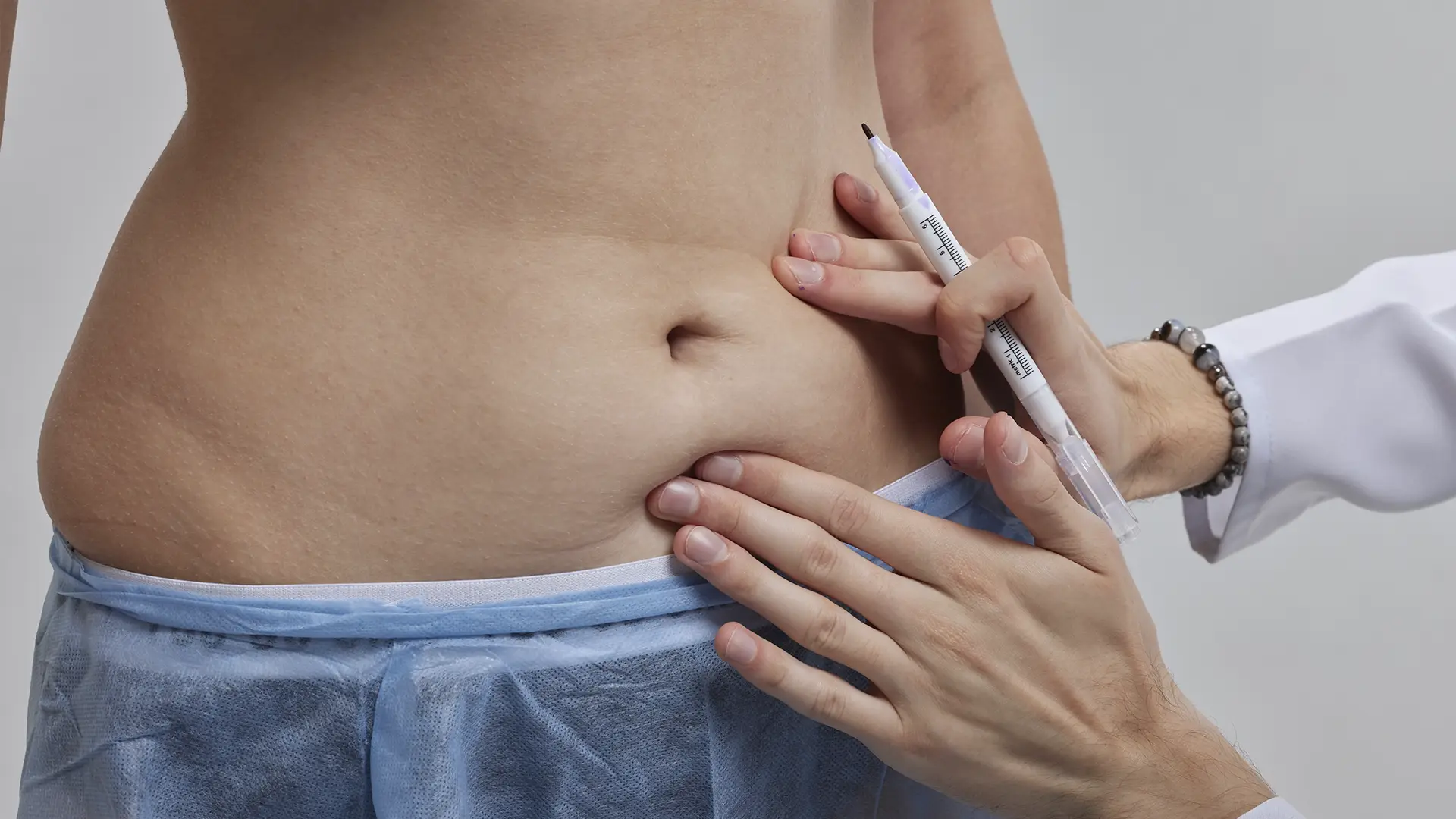 A mom enjoying her new body confidence, wearing fitted clothes and embracing life after recovery.