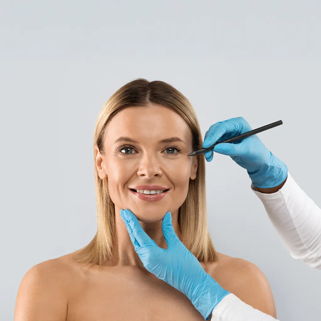 Expert surgeon performing eyelid aesthetic procedure at a modern clinic in Turkey, ensuring safe and personalized care.